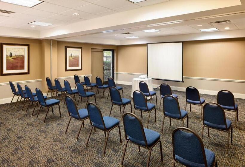فندق Holiday Inn Express & Suites Alpharetta, An Ihg