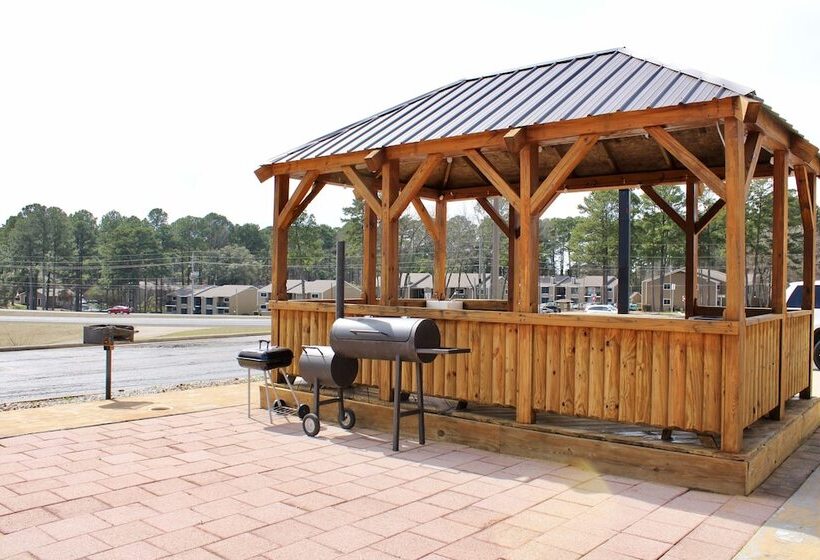 Отель Hometown Inn & Suites