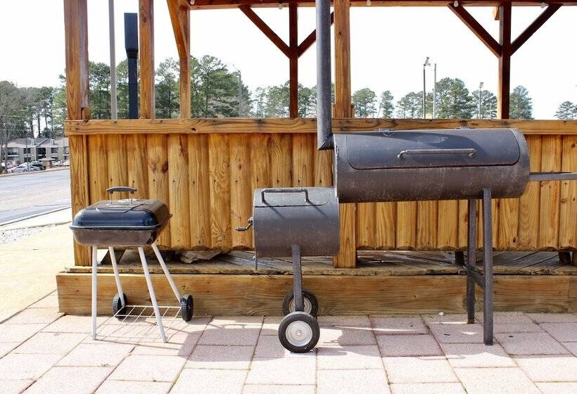 Отель Hometown Inn & Suites