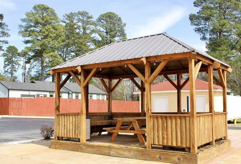 Отель Hometown Inn & Suites