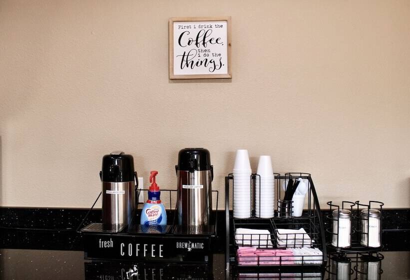 Отель Hometown Inn & Suites