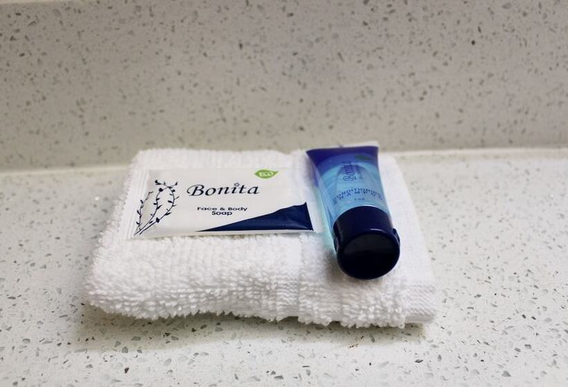 Отель Hometown Inn & Suites