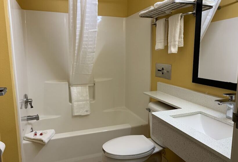 Отель Hometown Inn & Suites