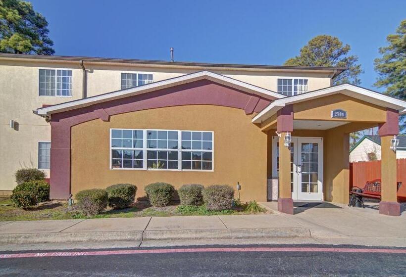 Отель Hometown Inn & Suites