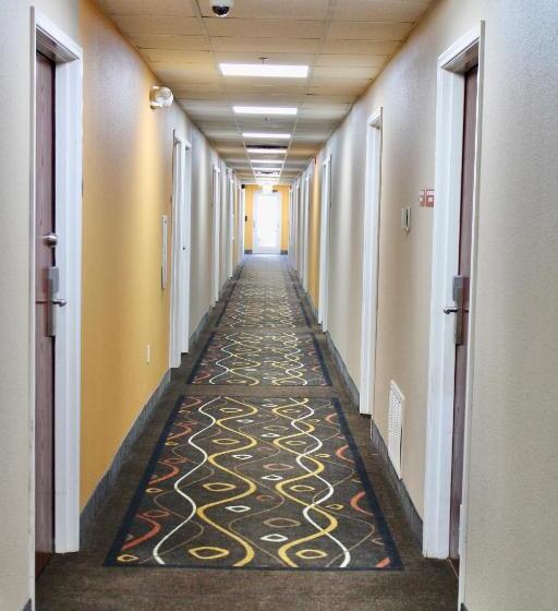 Отель Hometown Inn & Suites