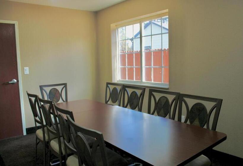 Отель Hometown Inn & Suites