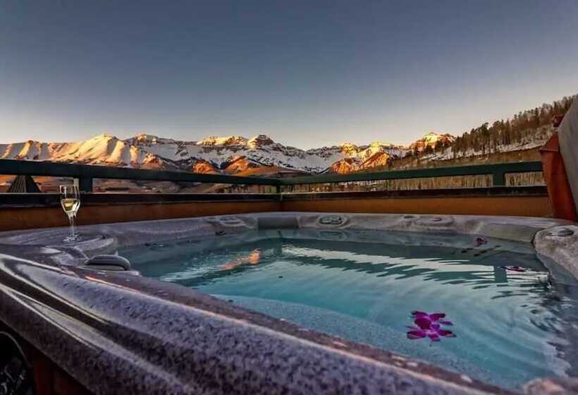 فندق Inn At Lost Creek