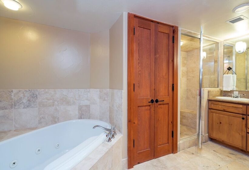 فندق Inn At Lost Creek