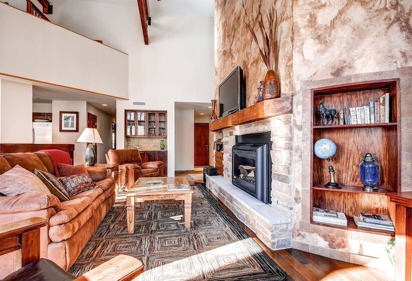 فندق Inn At Lost Creek