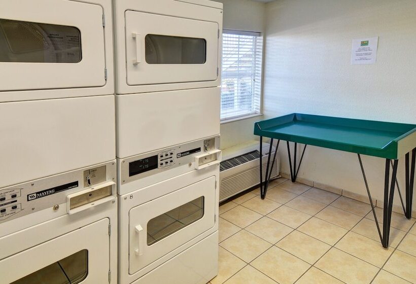 호텔 Intown Suites Extended Stay Lewisville Tx   East Corporate Drive