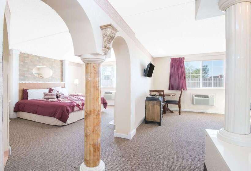 Отель Knights Inn And Suites Grand Forks