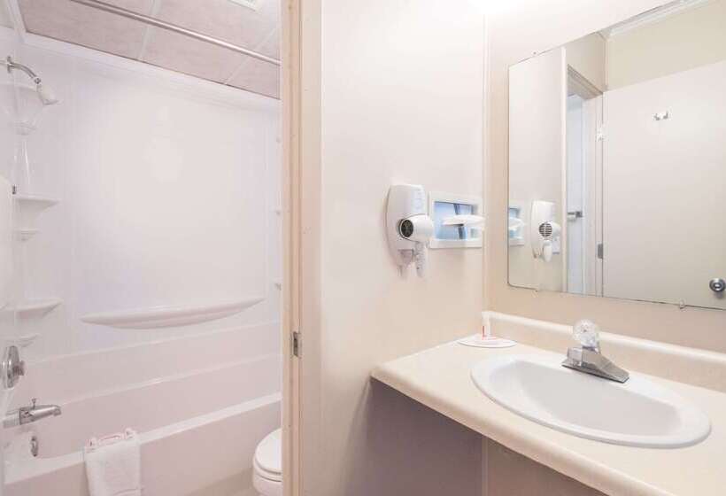 Отель Knights Inn And Suites Grand Forks