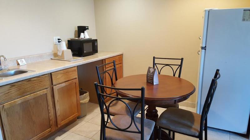 Отель Knights Inn And Suites Grand Forks