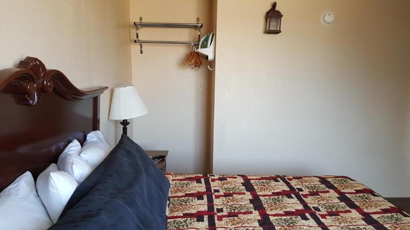 Отель Knights Inn And Suites Grand Forks