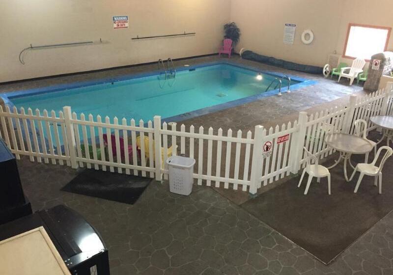 Отель Knights Inn And Suites Grand Forks