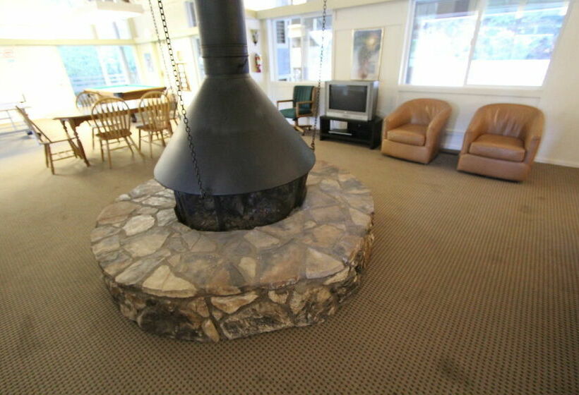 בית מלון כפרי Lake Arrowhead Chalets