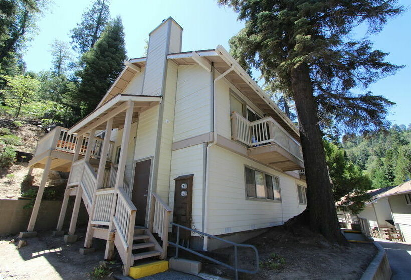 호텔 Lake Arrowhead Chalets
