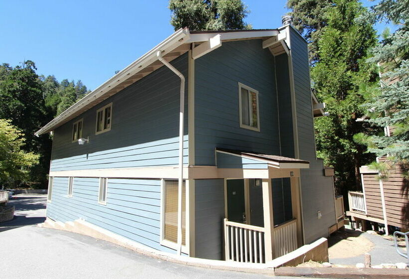 בית מלון כפרי Lake Arrowhead Chalets