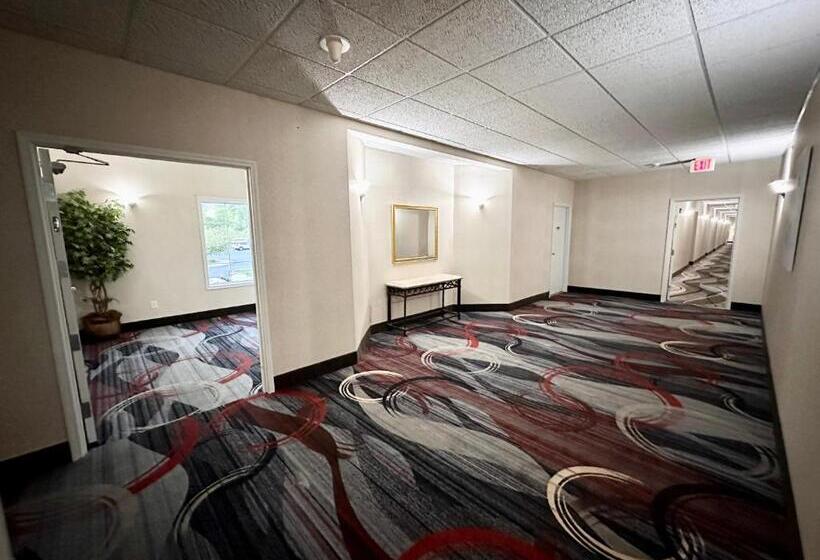 Отель Mainstay Suites Madison Airport