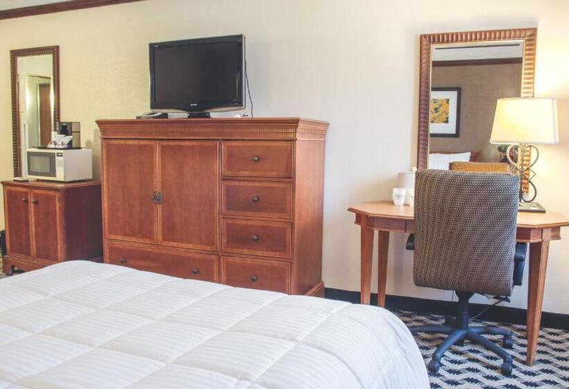 Mcm Eleganté Hotel & Conference Center