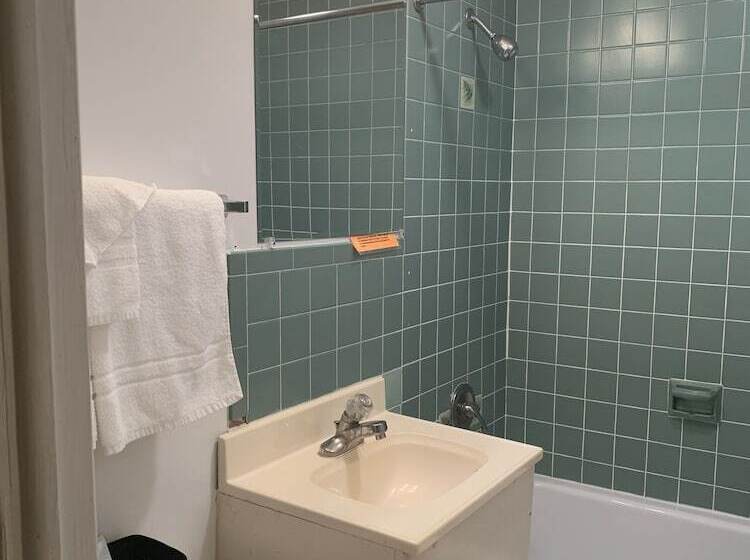 فندق Monticello Inn