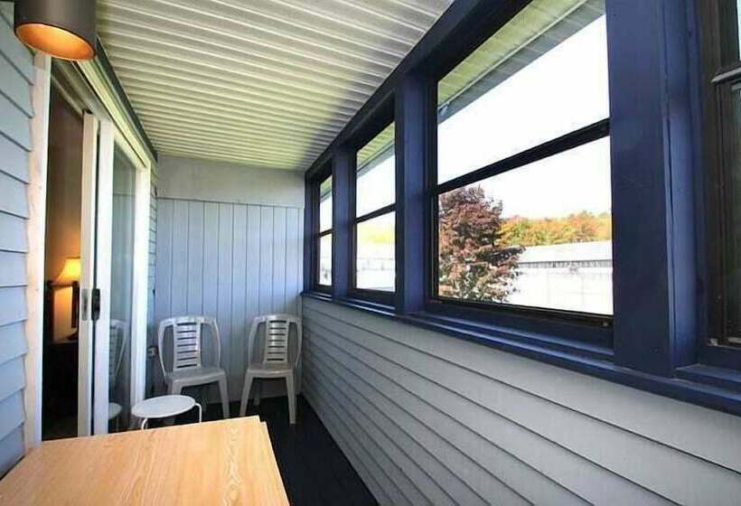 فندق Nautical Mile Resort