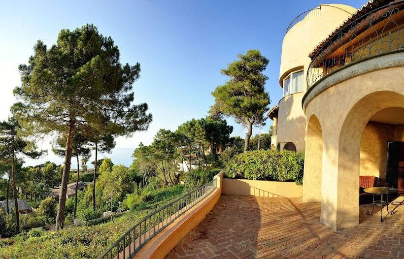 Отель Porto Pirgos