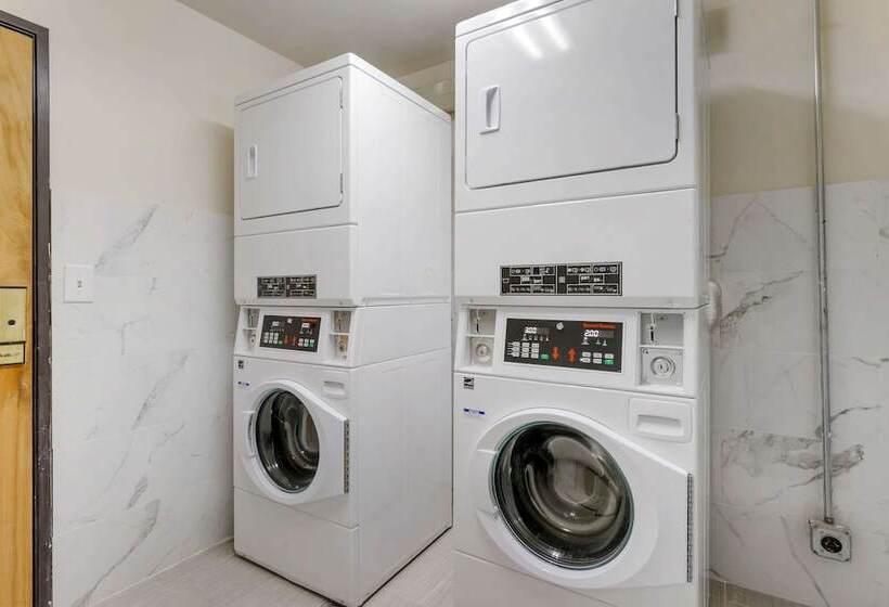 فندق Suburban Studios Lavale   Cumberland