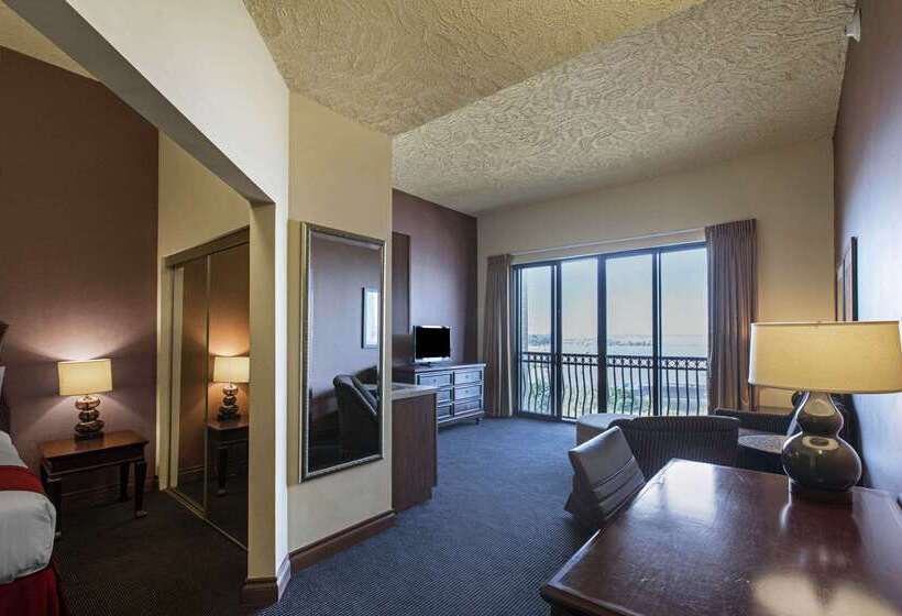 Shoreline Inn & Conference Center, Ascend Hotel Collection