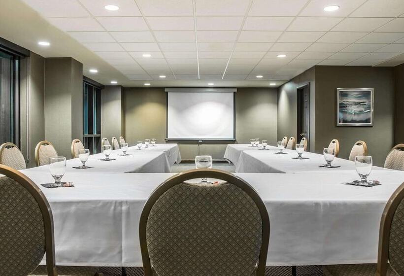 Shoreline Inn & Conference Center, Ascend Hotel Collection