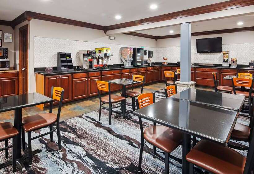 هتل Ramada By Wyndham Cedar Rapids South
