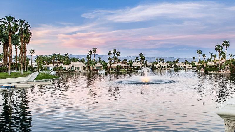 호텔 The Chateau At Lake La Quinta