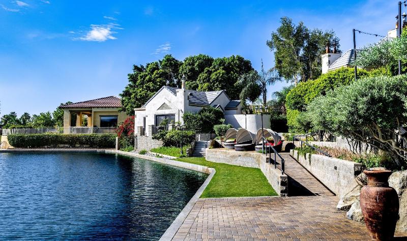 호텔 The Chateau At Lake La Quinta