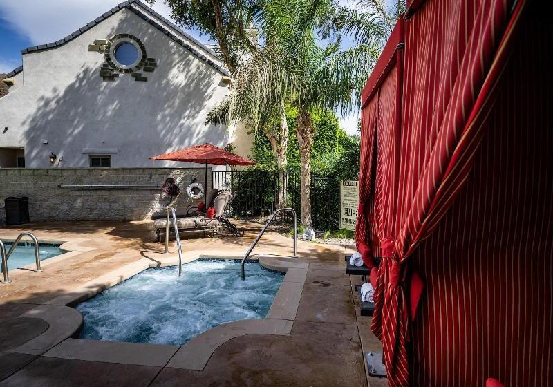 호텔 The Chateau At Lake La Quinta