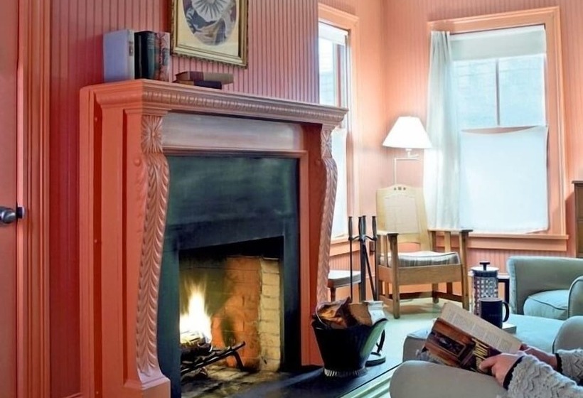 هتل The Porches Inn At Mass Moca