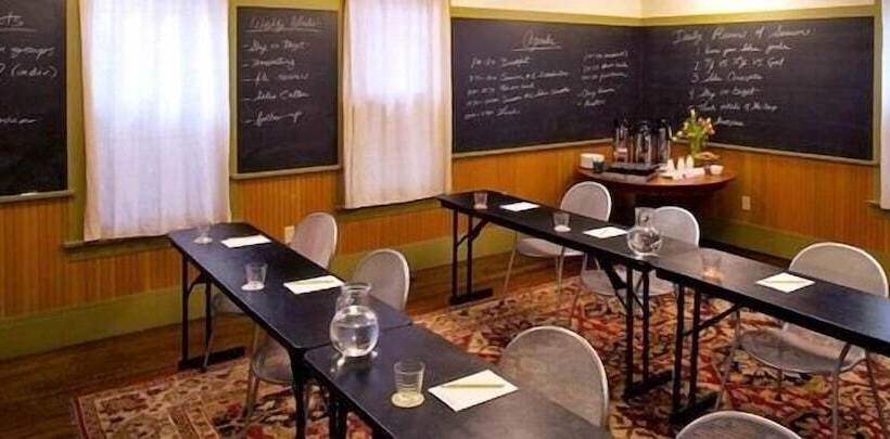 هتل The Porches Inn At Mass Moca