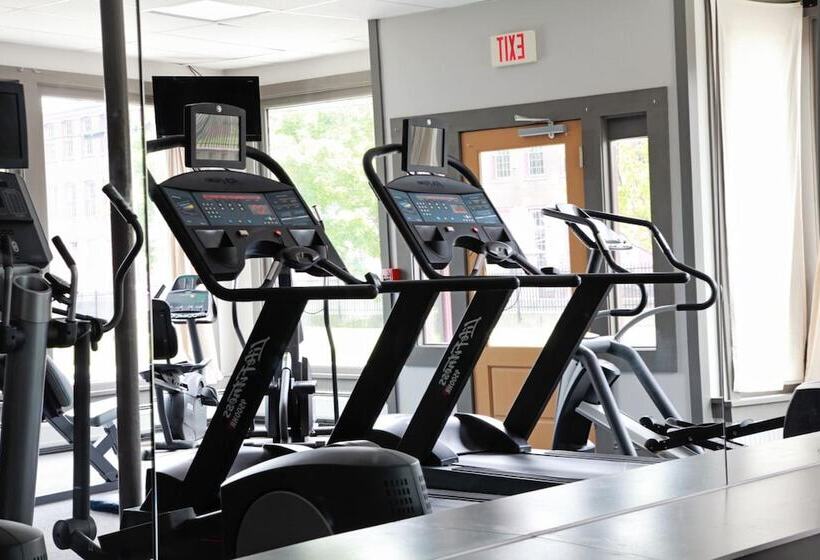 هتل The Porches Inn At Mass Moca