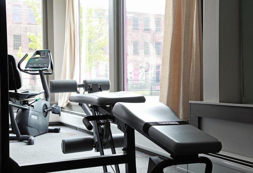 هتل The Porches Inn At Mass Moca