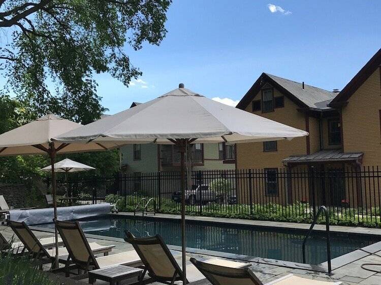 هتل The Porches Inn At Mass Moca