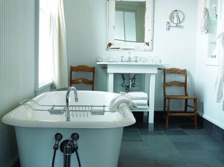 هتل The Porches Inn At Mass Moca