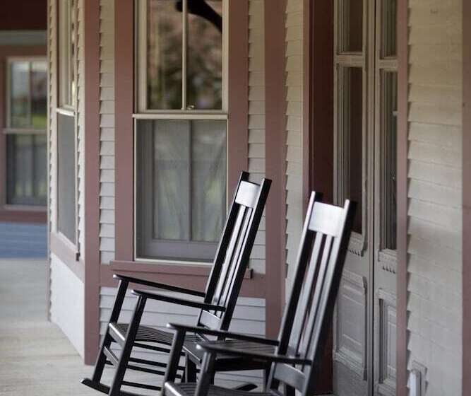 هتل The Porches Inn At Mass Moca