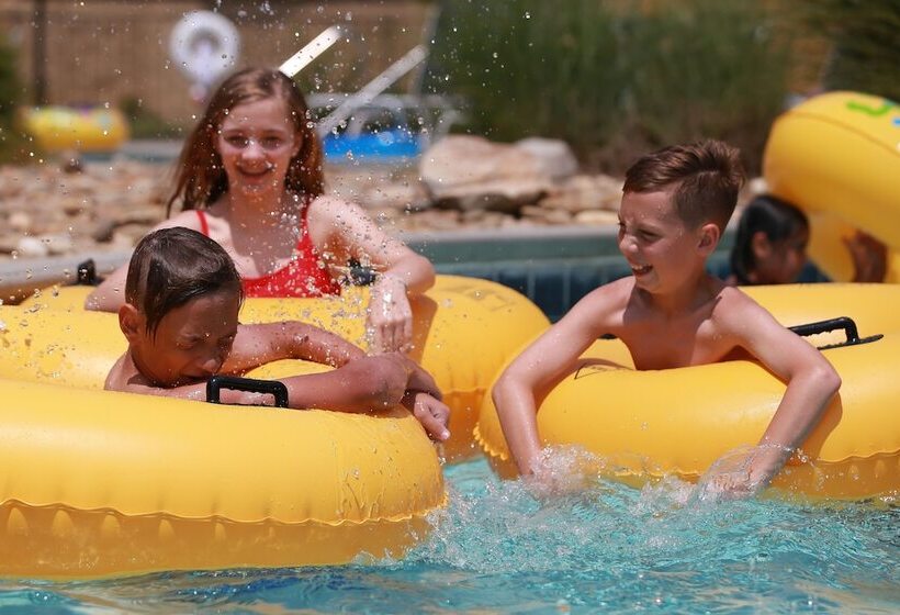 هتل The Resort At Governor's Crossing