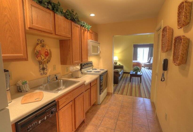 هتل The Resort At Governor's Crossing