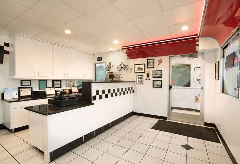 ホテル Travelodge By Wyndham Brunswick Near Fredrick