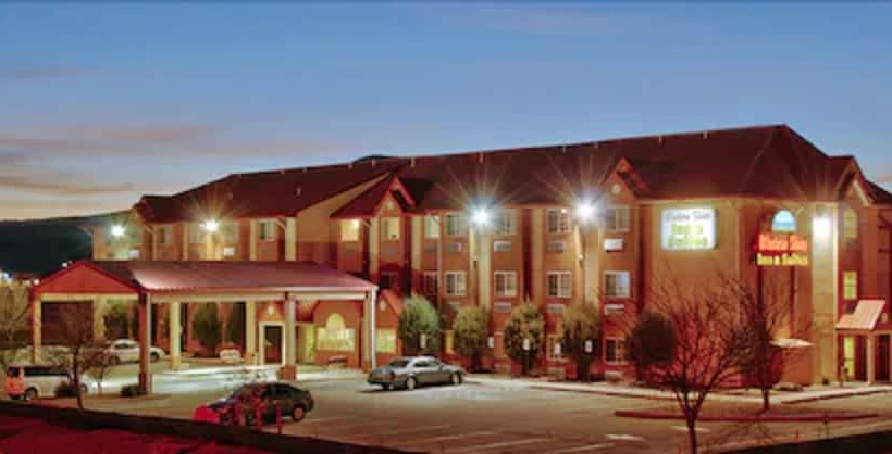 فندق Western Skies Inn & Suites