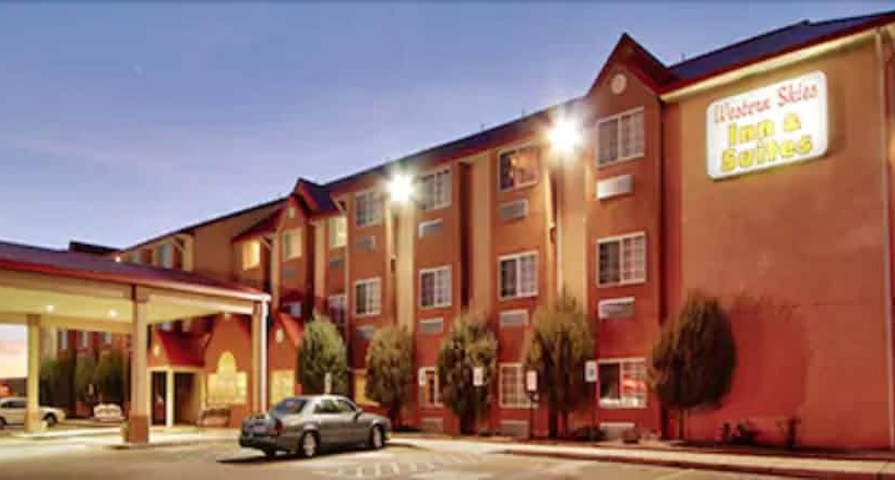 فندق Western Skies Inn & Suites