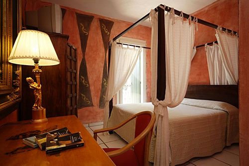 Отель Venice Villa Dori