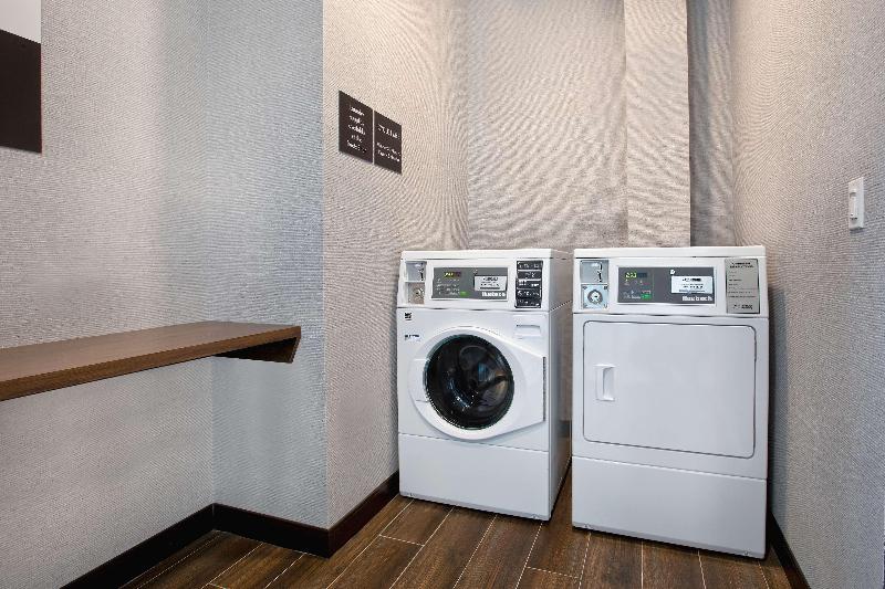 هتل Hampton Inn & Suites Ottawa West