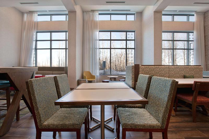 هتل Hampton Inn & Suites Ottawa West