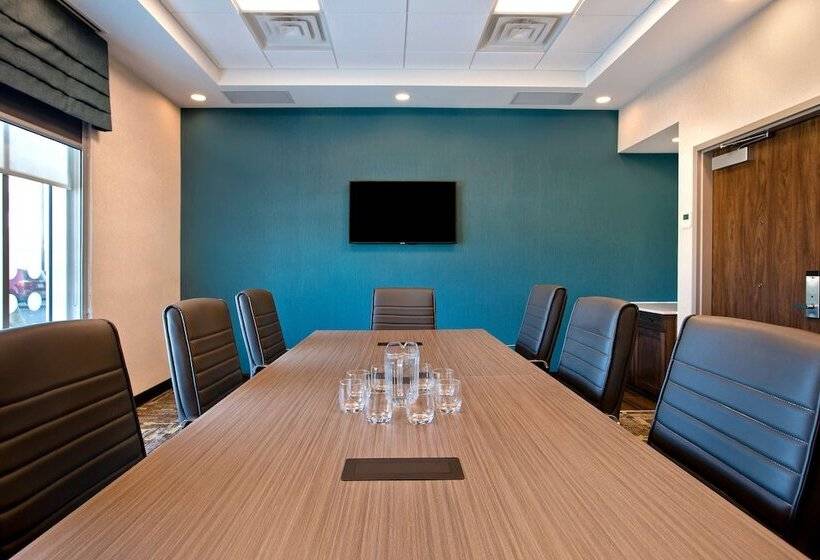 هتل Hampton Inn & Suites Ottawa West